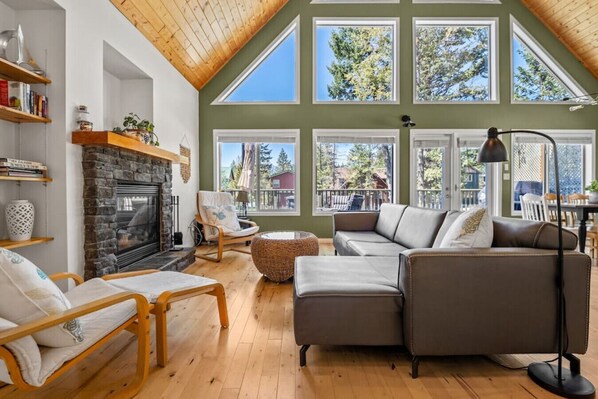 Smart-TV, Kamin, Tischfußball