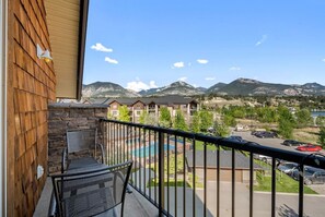 Property grounds - Tranquil Waterside | Pool & Hot Tub | Renovated (Invermere)