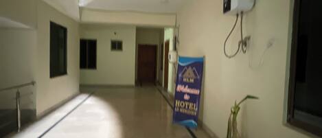 Un pasillo de hotel con un cartel que indica