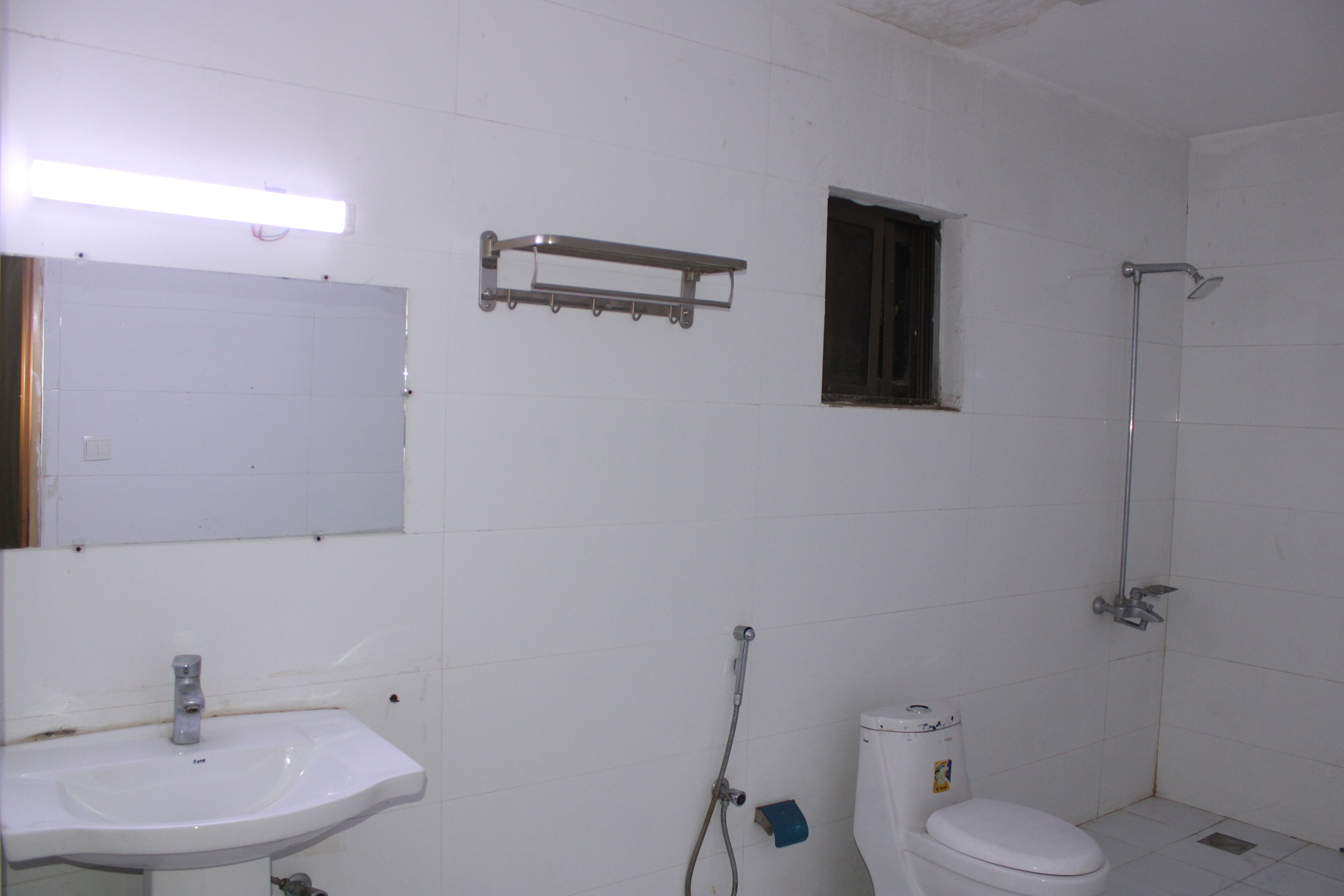 Ein Badezimmer mit Waschbecken, Toilette und Dusche.