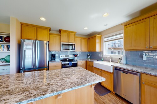 Bright, modern home with great ocean views & deck - walk to the beach