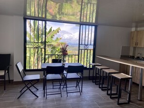 Flat-screen TV - Berakah Spa & Rooms (Guatapé)