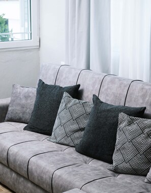 32-inch Smart TV with digital channels, TV, books - ---Ammira Mare--House near sea with pool (Malevizi)