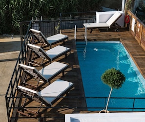 Una piscina al aire libre de temporada