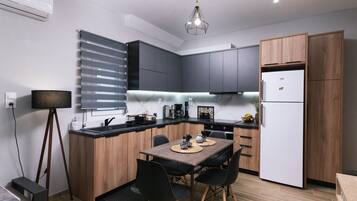 Full-size fridge, microwave, oven, stovetop