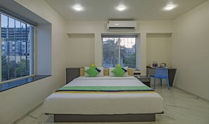Deluxe Room | Desk, iron/ironing board, rollaway beds, bed sheets