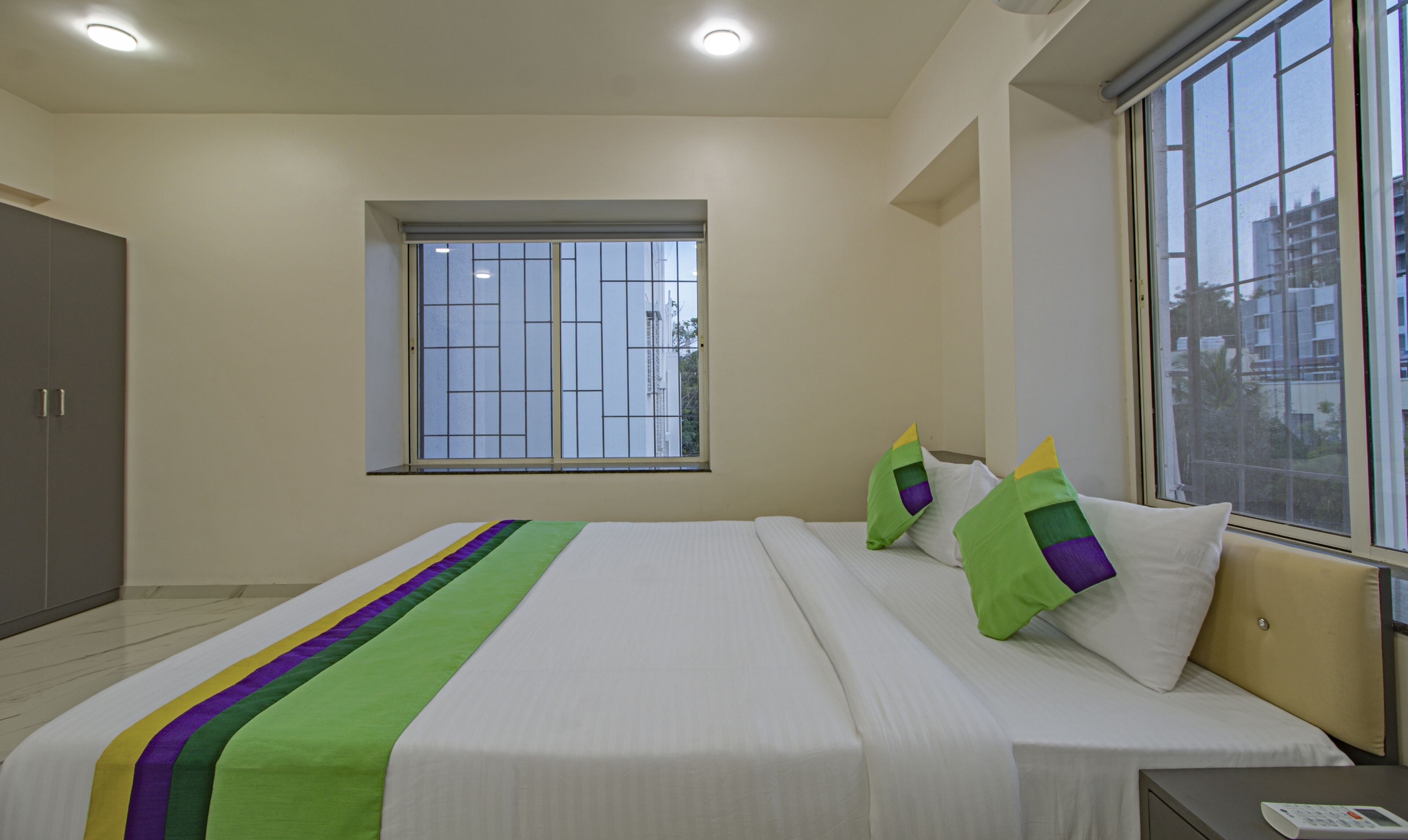 Deluxe Room | Desk, iron/ironing board, rollaway beds, bed sheets