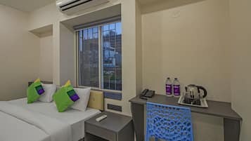 Habitación Deluxe | Escritorio, tabla de planchar con plancha, camas supletorias