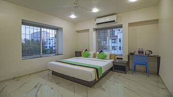 Habitación Deluxe | Escritorio, tabla de planchar con plancha, camas extra y ropa de cama