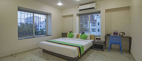 Deluxe Room | Desk, iron/ironing board, rollaway beds, bed sheets