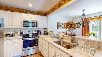 Jääkaappi, mikroaaltouuni, uuni, liesi