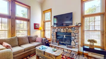 Télévision, cheminée, baby-foot