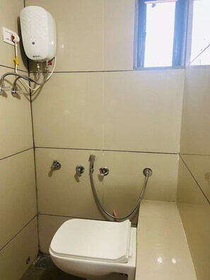 Een douche, handdoeken, zeep