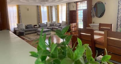 Holiday Inn, children and pets friendly: 5min to Two Rivers Mall and UNEP.