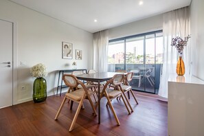 Dining - Nomads Lux - 2BDR Parking Flores Porto (Porto)