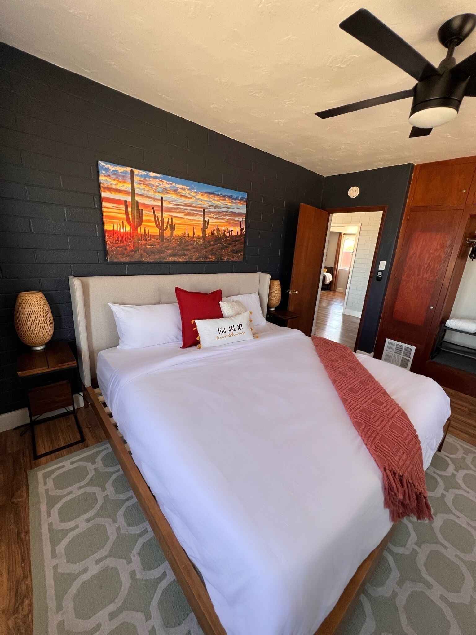 2 chambres, bureau, fer et planche à repasser, lit parapluie