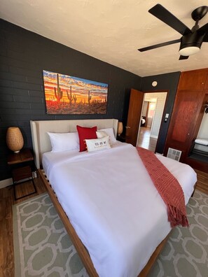 2 soverom, skrivebord, strykejern/-brett og reiseseng for barn