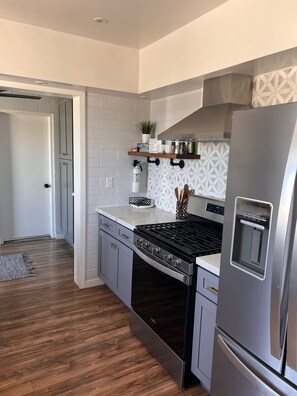 Kjøleskap, mikrobølgeovn, ovn og kokeplater