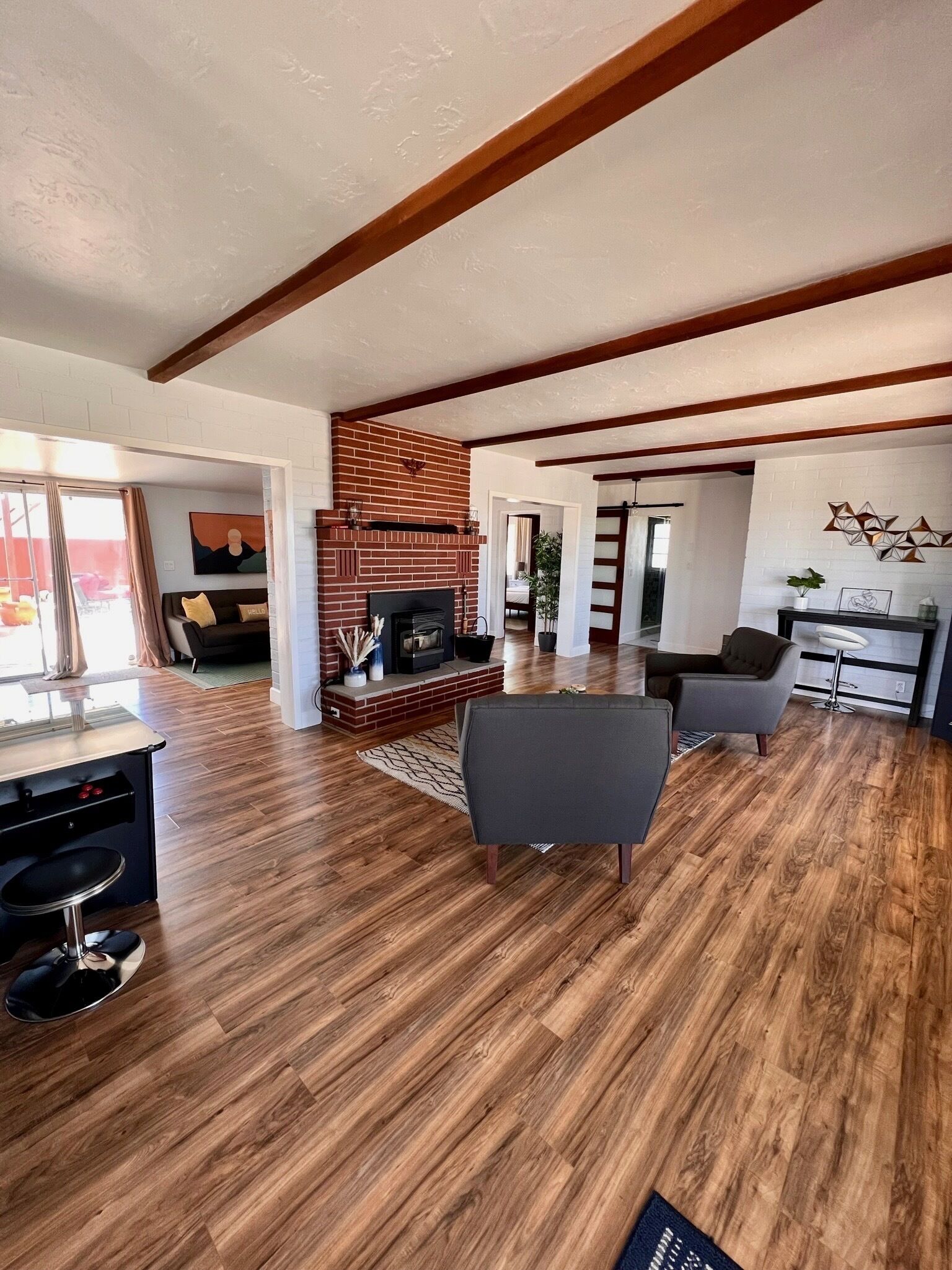 TV connectée, cheminée, jeux vidéo, livres