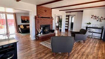 TV connectée, cheminée, jeux vidéo, livres