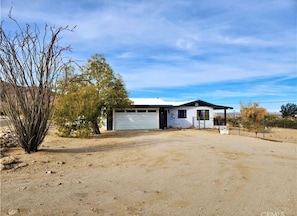Exterior - Desert | Haze - 1 Mile to Joshua Tree National Park (Twentynine Palms)