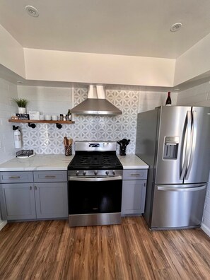 Fridge, microwave, oven, stovetop - Desert | Haze - 1 Mile to Joshua Tree National Park (Twentynine Palms)