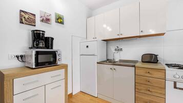 Refrigerador, microondas, parrilla de estufa y tostadora