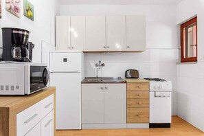 Fridge, microwave, stovetop, coffee/tea maker