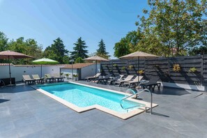 A heated pool - Holiday home with large garden and swimming pool (Poreč)