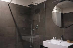 Superior-værelse | Badeværelse | Bruser, designertoiletartikler, hårtørrer, hjemmesko