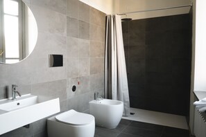 Camera Superior | Bagno | Doccia, set di cortesia firmato, asciugacapelli, pantofole