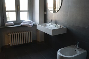 Superior Room | Bathroom | Shower, designer toiletries, hair dryer, slippers - Villa Manzoni (Cologno al Serio)