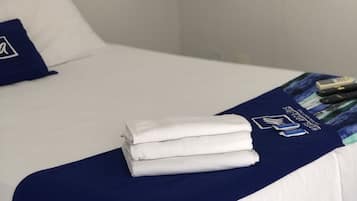 Quarto casal standard | Escrivaninha, Wi-Fi de cortesia, roupa de cama