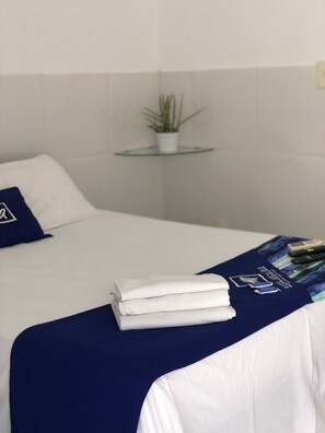 标准双人房 | 办公桌、免费 WiFi、床单