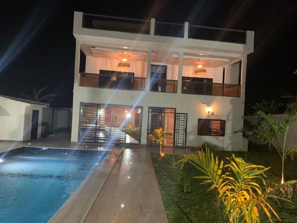 Una piscina al aire libre