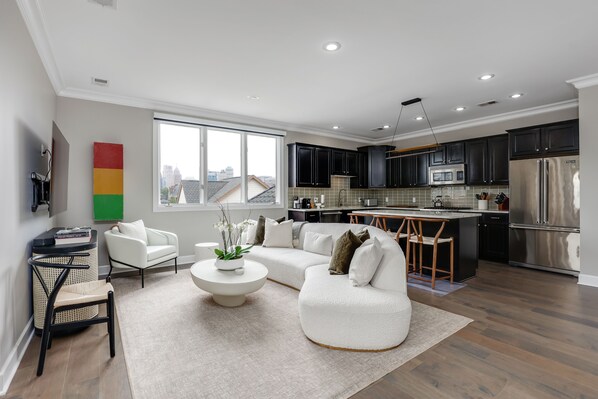 Téléviseur connecté, livres, chaîne audio