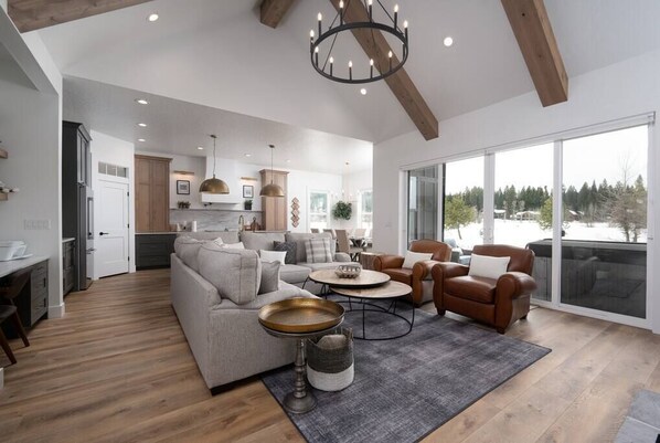 Televisión y chimenea 