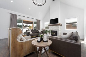 Televisión y chimenea 