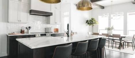 冷蔵庫、電子レンジ、オーブン、コンロ