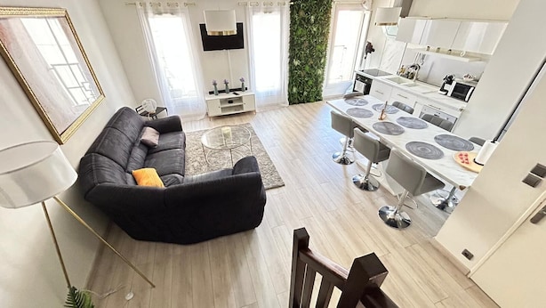 Un appartamento moderno con soggiorno, sala da pranzo e cucina.