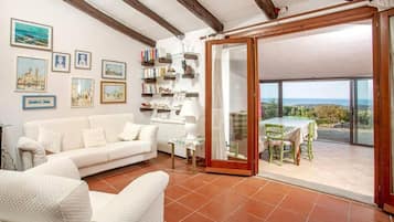 Een smart-tv, een open haard en een printer