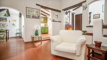 Een smart-tv, een open haard en een printer