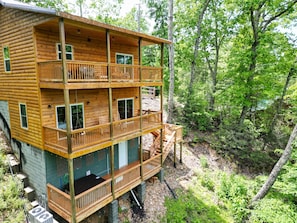 Exterior - Cozy Full CABIN on Pigeon Forge & Gatlinburg with a hot tub, fireplace, & games (Sevierville)