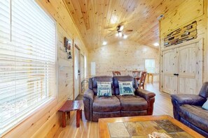 Smart TV, chimenea, futbolito y biblioteca musical