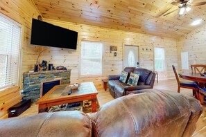 Smart TV, fireplace, table football, music library - A cozy cabin inside Pigeon Forge & Gatlinburg with a hot tub, fireplace, & games (Sevierville)