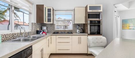 Frigorífico, microondas, placa de cocina y lavavajillas