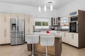 Een koelkast, een magnetron, een kookplaat, een vaatwasser