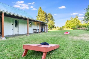 Property grounds - Peak View - Outdoor Dining w/Fire Table - Close to Downtown & OSU (Corvallis)