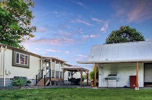 Exterior - Peak View - Outdoor Dining w/Fire Table - Close to Downtown & OSU (Corvallis)