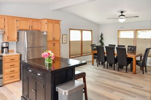 Fridge, microwave, oven, stovetop - Peak View - Outdoor Dining w/Fire Table - Close to Downtown & OSU (Corvallis)